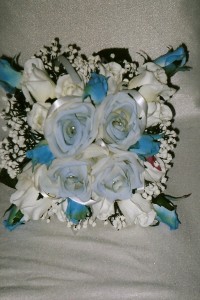 SQUARE BOUQUET WITH WHITE ROSES AND BLUE BUDS